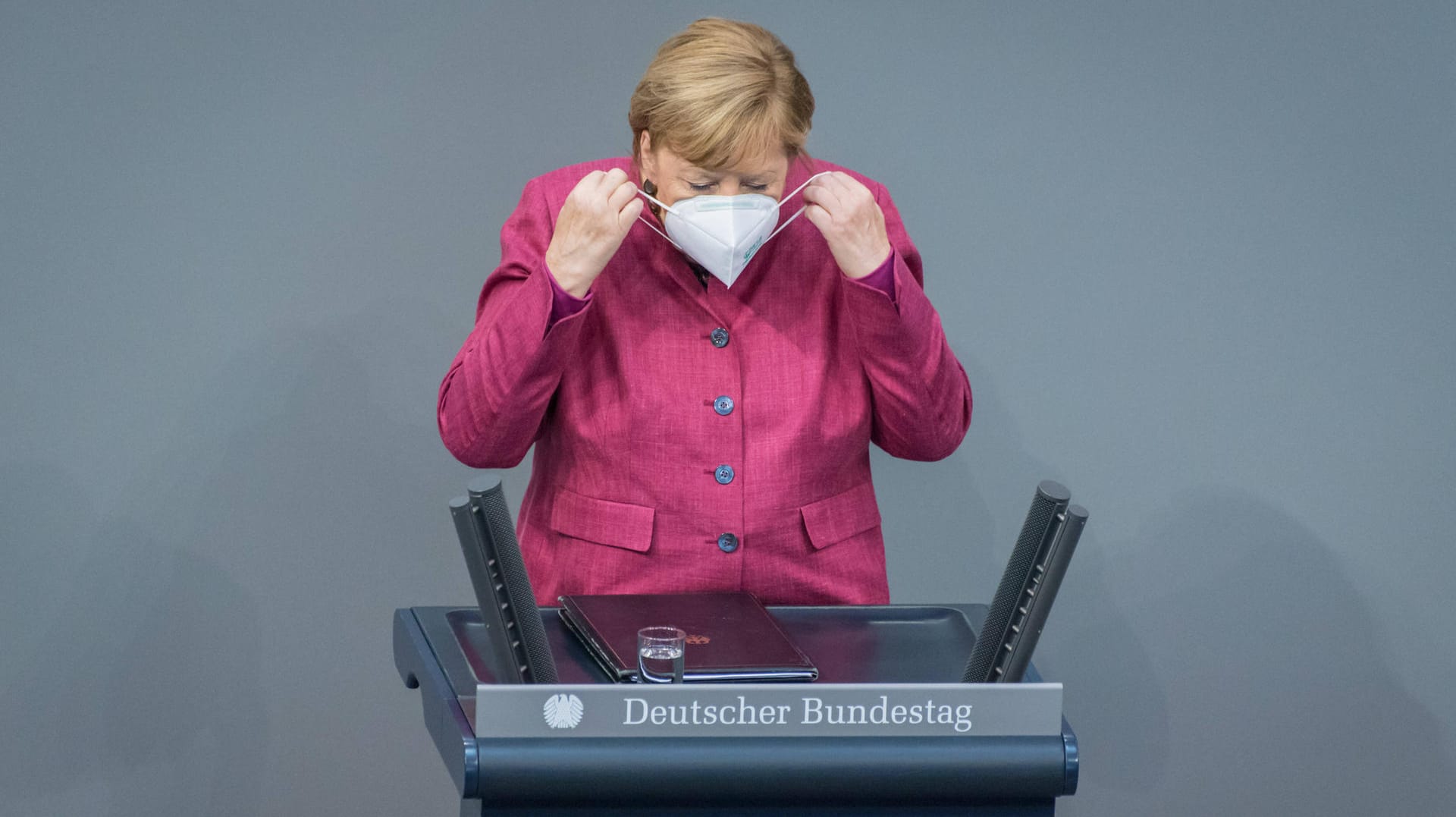 Angela Merkel mit Schutzmaske im Bundestag: Als der 19. Bundestag 2017 das erste Mal zusammenkam, lag die Corona-Pandemie noch in weiter Ferne. Angela Merkel mit Schutzmaske im Bundestag: Als der 19. Bundestag 2017 das erste Mal zusammenkam, lag die Corona-Pandemie noch in weiter Ferne.