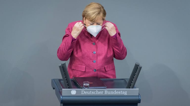 Angela Merkel mit Schutzmaske im Bundestag: Als der 19. Bundestag 2017 das erste Mal zusammenkam, lag die Corona-Pandemie noch in weiter Ferne.