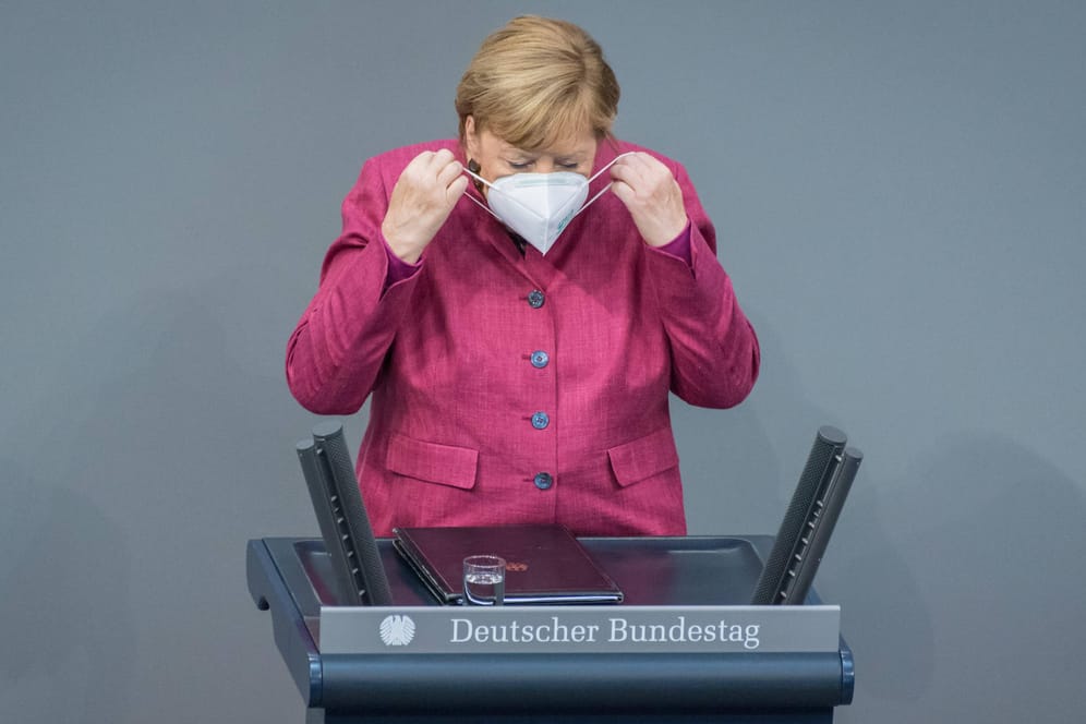 Angela Merkel mit Schutzmaske im Bundestag: Als der 19. Bundestag 2017 das erste Mal zusammenkam, lag die Corona-Pandemie noch in weiter Ferne.