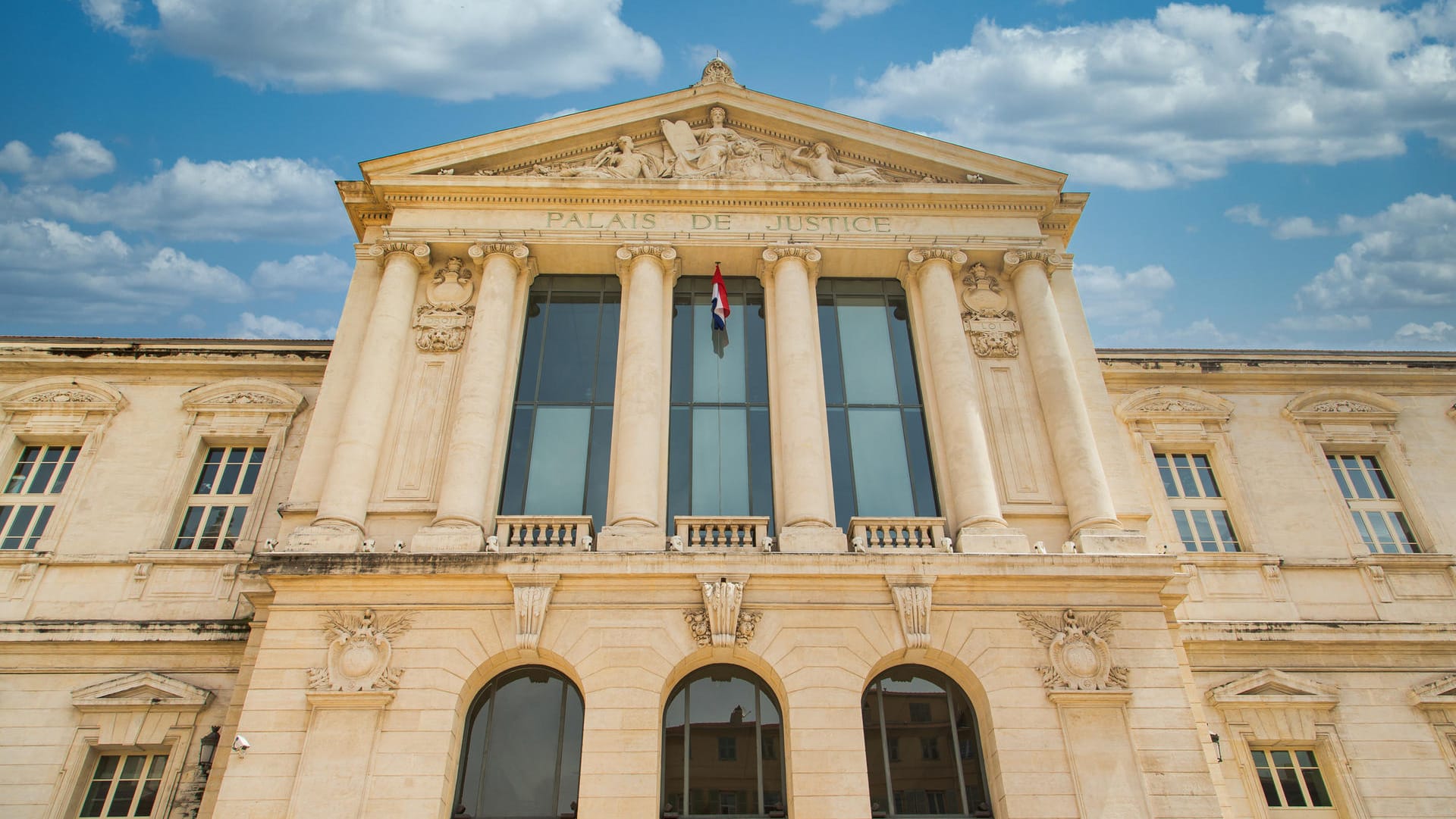 Justizpalast in Nizza (Symbolbild): Eine Frau steht in Frankreich wegen Mordes vor Gericht.