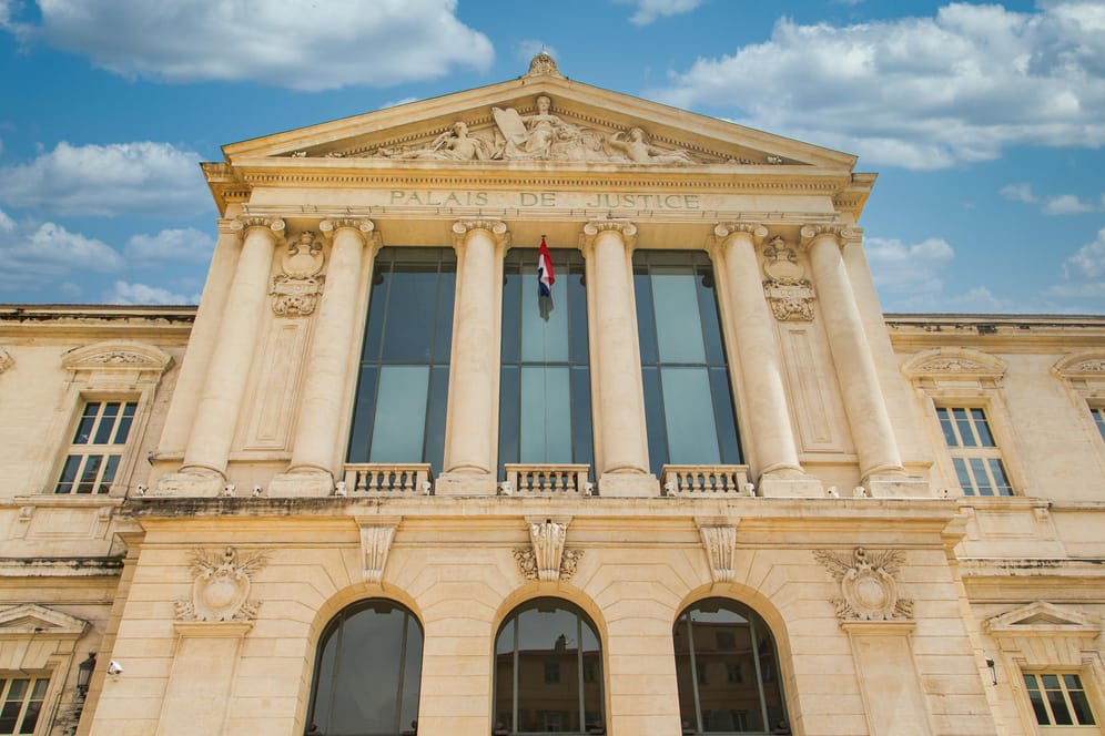 Justizpalast in Nizza (Symbolbild): Eine Frau steht in Frankreich wegen Mordes vor Gericht.