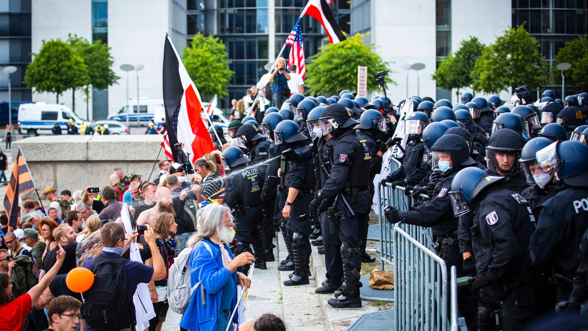 Polizisten setzen Pfefferspray gegen Demonstranten ein: Am 29.8.2020 versuchten Demonstranten, den Reichstag zu stürmen.