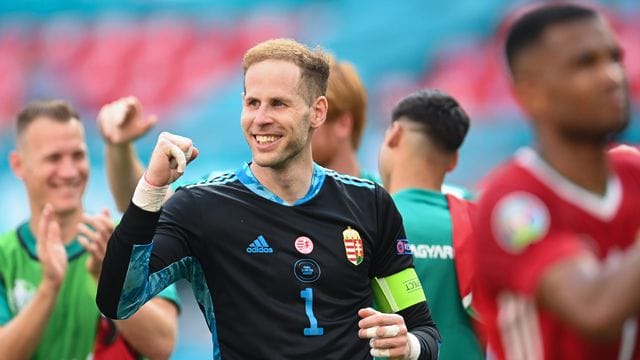 Ungarns Torhüter Peter Gulacsi (M) und seine Mitspieler freuen sich nach dem 1:1-Unentschieden gegen Frankreich.