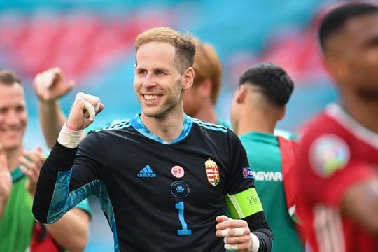 Ungarns Torhüter Peter Gulacsi (M) und seine Mitspieler freuen sich nach dem 1:1-Unentschieden gegen Frankreich.