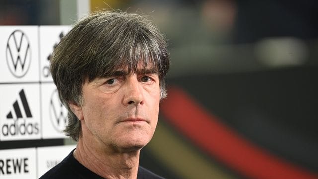 Bundestrainer Joachim Löw schaut während eines Interviews in die Kamera.