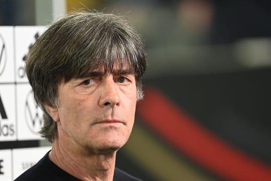 Bundestrainer Joachim Löw schaut während eines Interviews in die Kamera.