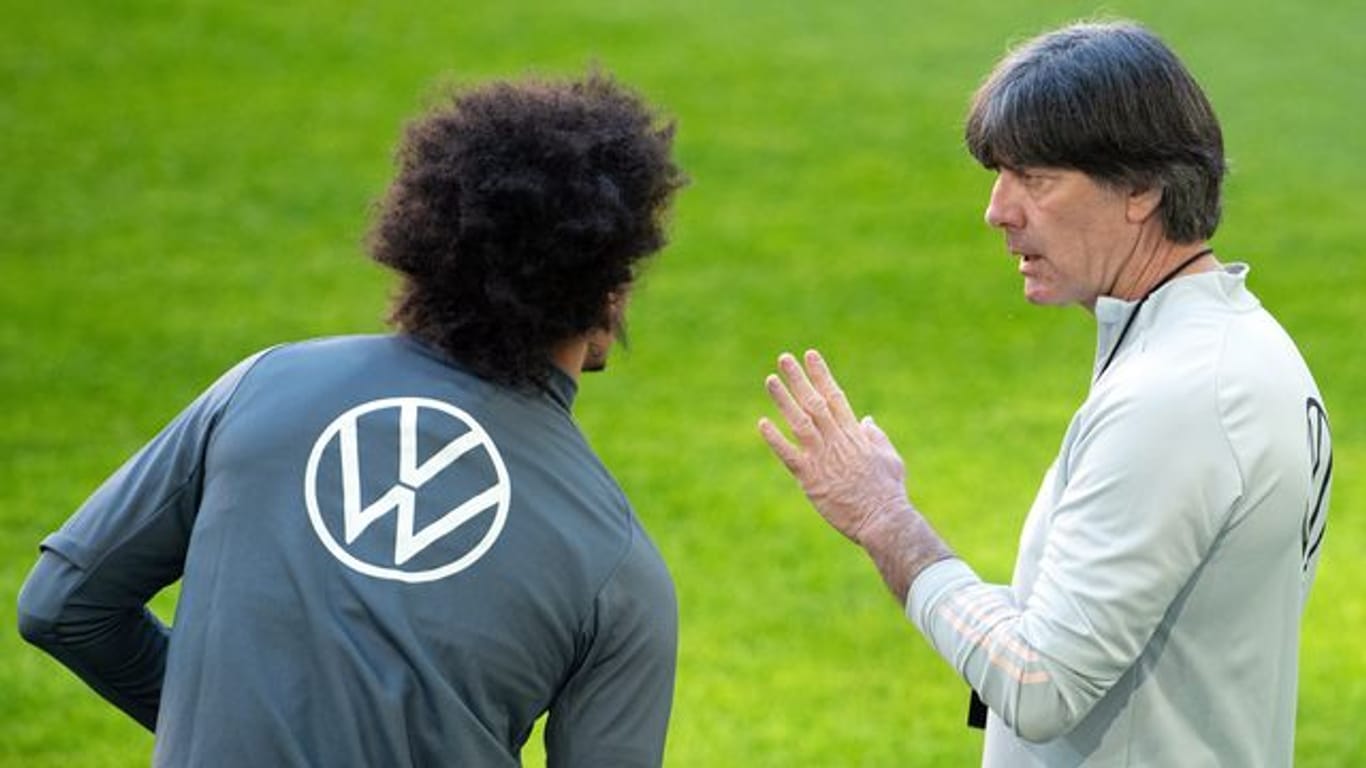 Bundestrainer Joachim Löw (r) spricht mit Leroy Sane während einer Trainingseinheit der deutschen Nationalmannschaft.