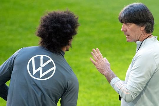 Bundestrainer Joachim Löw (r) spricht mit Leroy Sane während einer Trainingseinheit der deutschen Nationalmannschaft.