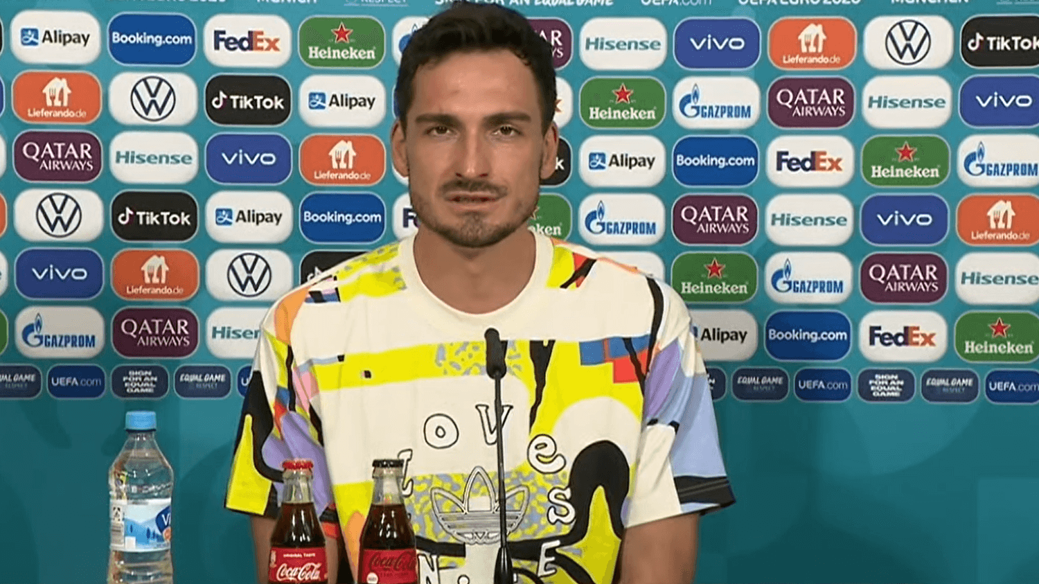 Mats Hummels in seinem bunten T-Shirt.