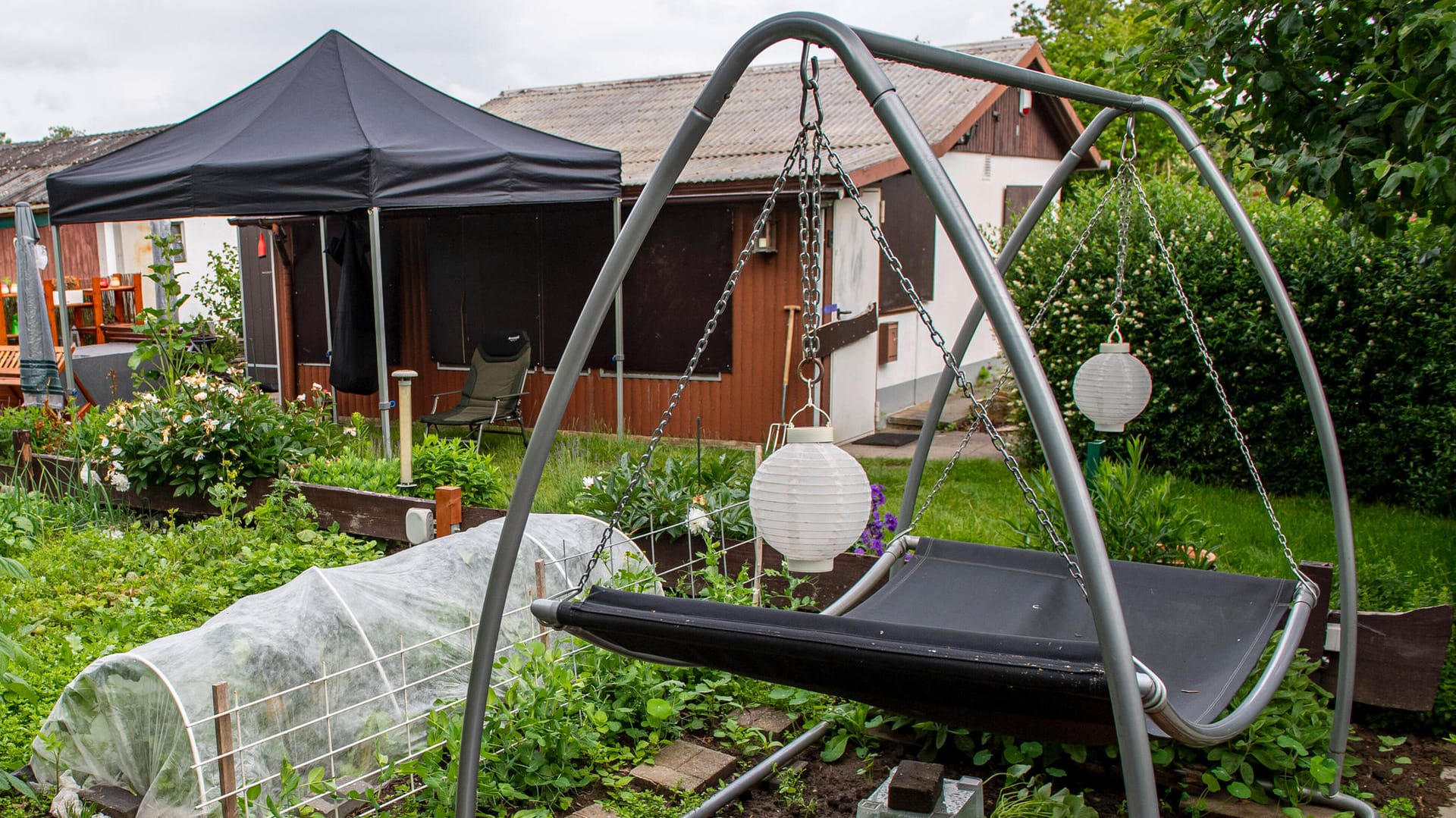 Garten: In dieser Gartenlaube in Münster sollen Ende April vier Männer zwei Jungen missbraucht haben.