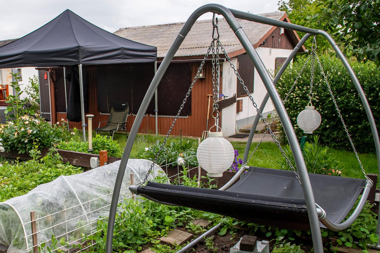 Garten: In dieser Gartenlaube in Münster sollen Ende April vier Männer zwei Jungen missbraucht haben.