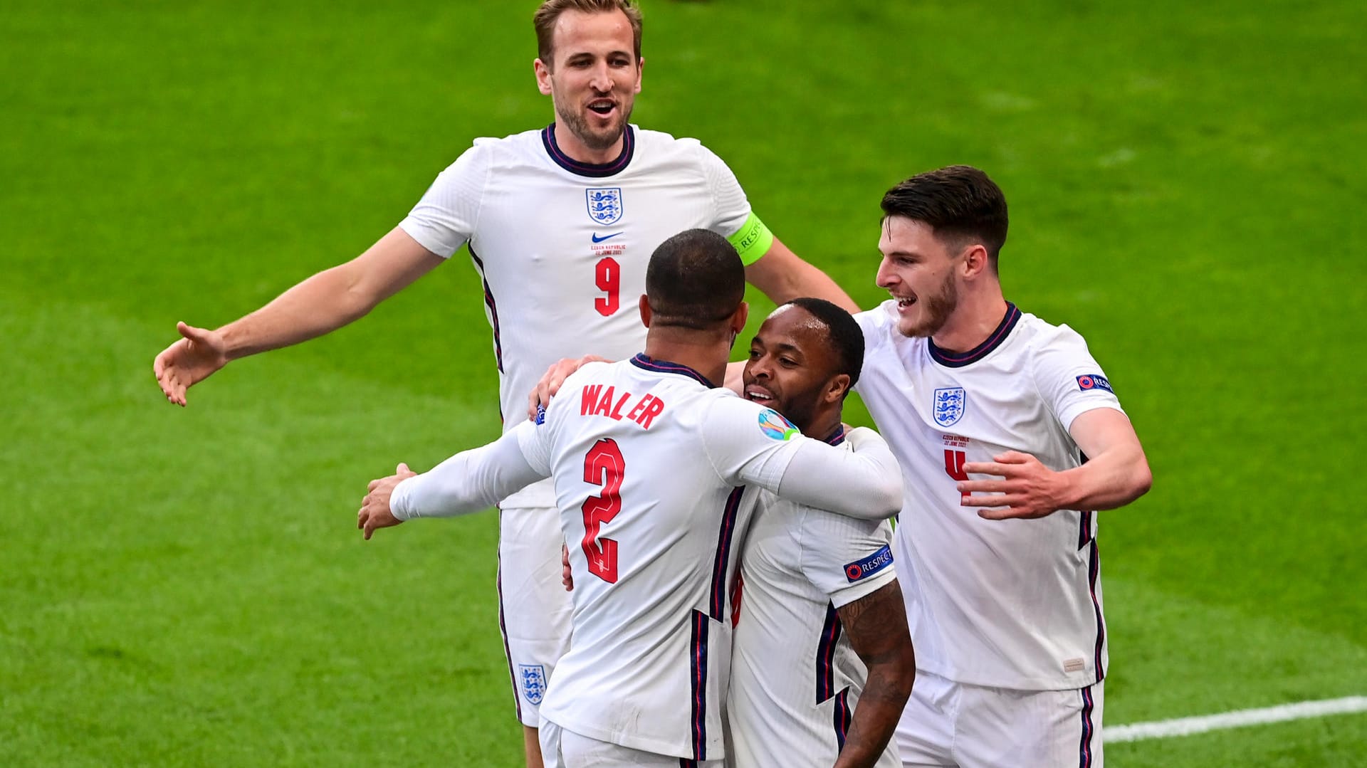 England feiert seinen goldenen Torschützen: Raheem Sterling (2.v.r.).