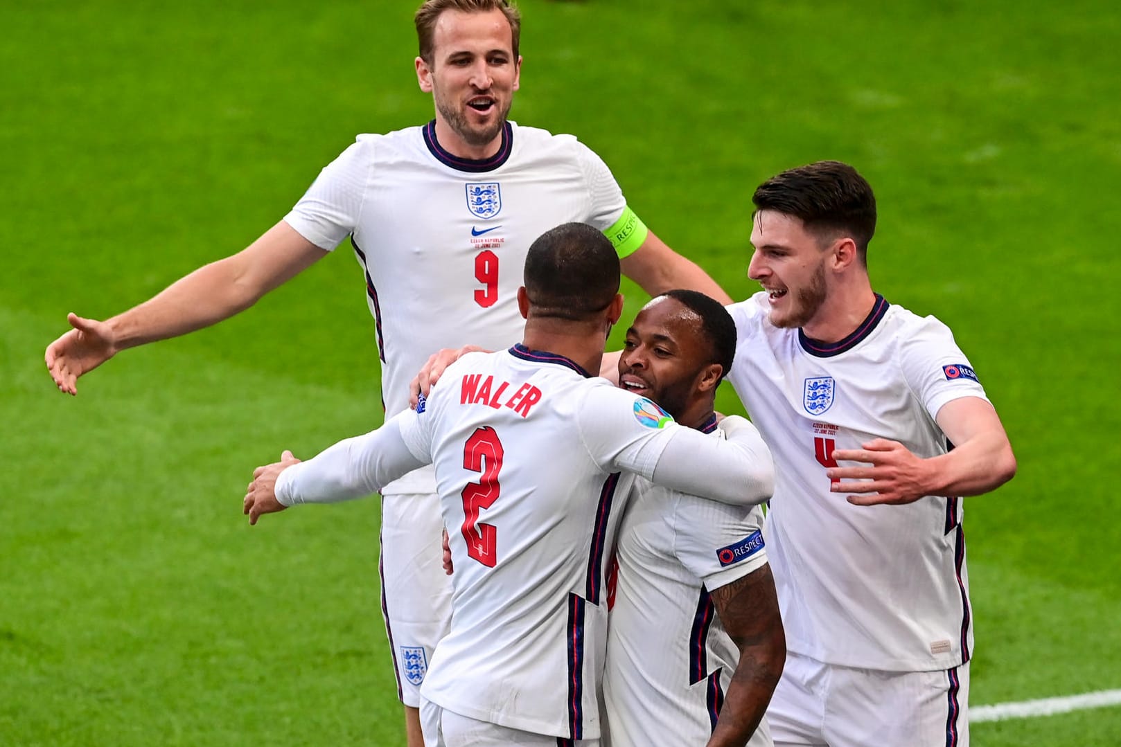 England feiert seinen goldenen Torschützen: Raheem Sterling (2.v.r.).