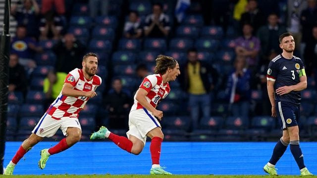 Kroatiens Luka Modric (M) feiert das 2:1.