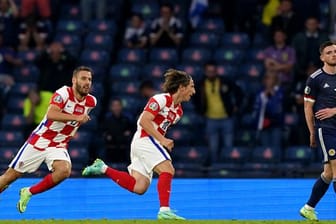 Kroatiens Luka Modric (M) feiert das 2:1.