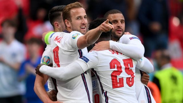 Englands Spieler um Harry Kane (l) jubeln nach dem Führungstreffer. Englands Spieler um Harry Kane (l) jubeln nach dem Führungstreffer.