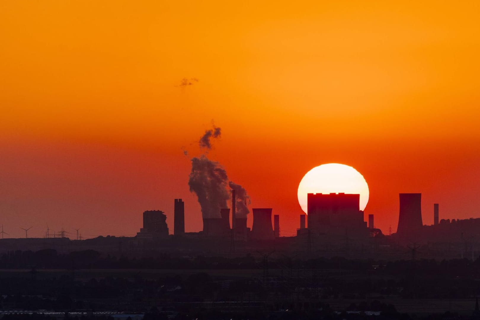 Das Kraftwerk Neurath (Symbolbild): Der Weltklimarat warnt in einem Bericht vor einer Erderwärmung von über 1,5 Grad.