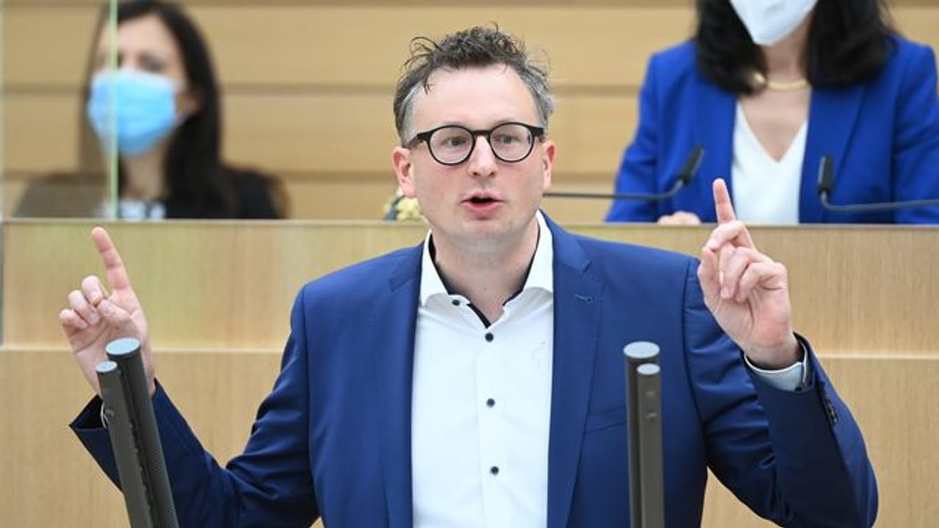 Andreas Schwarz redet im Landtag von Baden-Württemberg