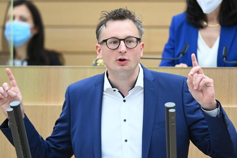 Andreas Schwarz redet im Landtag von Baden-Württemberg