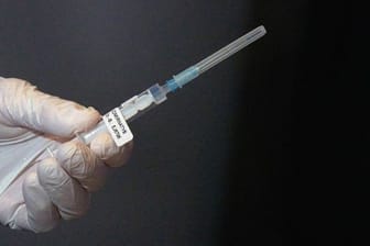 Eine Mitarbeiterin eines Impfteams überprüft eine Spritze