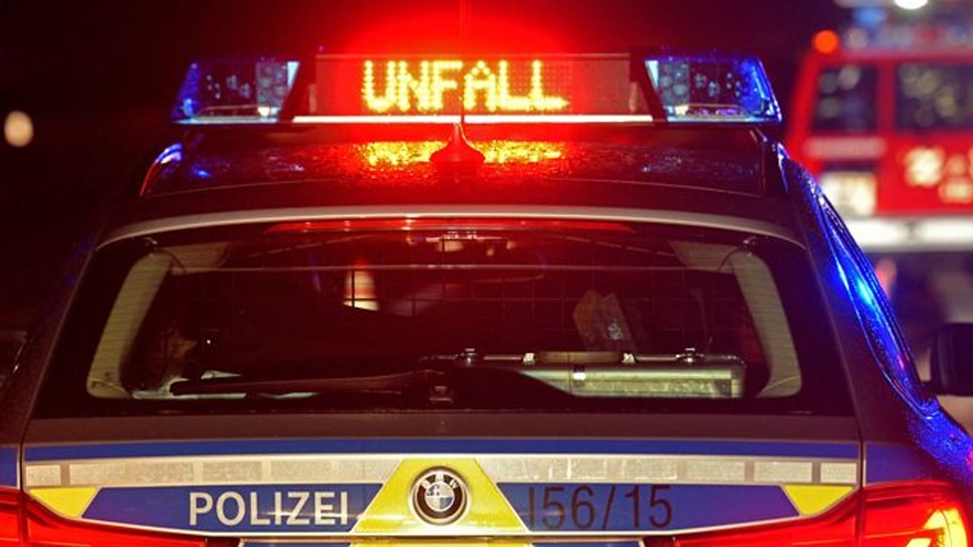 "Unfall" leuchtet auf einem Streifenwagen (Symbolbild): In Sachsen ist ein Motorradfahrer verunglückt.