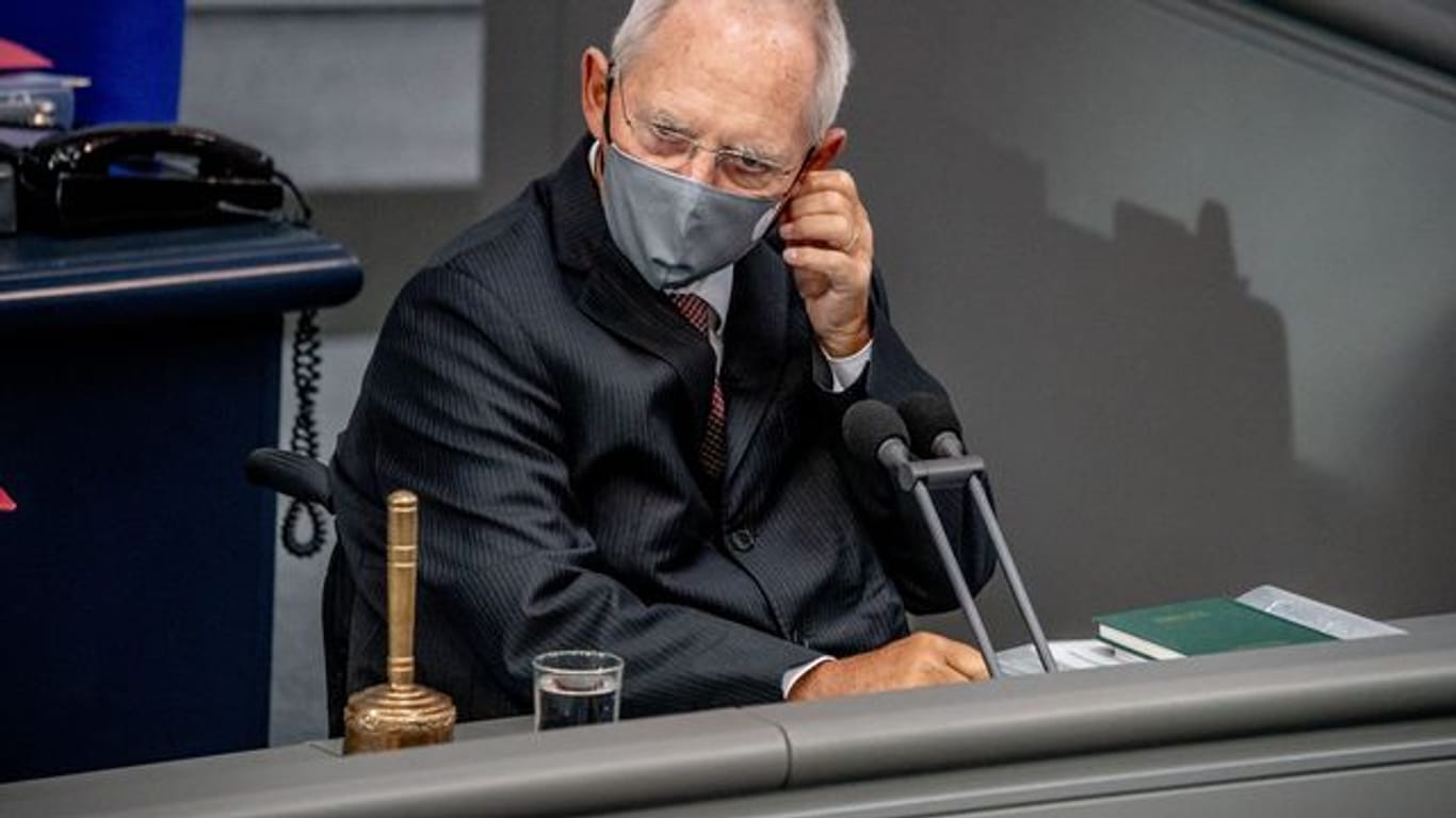 Wolfgang Schäuble (CDU) nimmt im Bundestag seine Maske ab