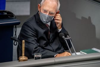 Wolfgang Schäuble (CDU) nimmt im Bundestag seine Maske ab