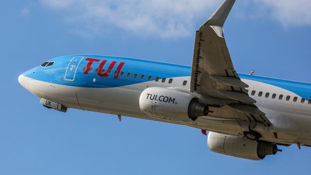 Ein Flugzeug von Tuifly startet an einem Flughafen