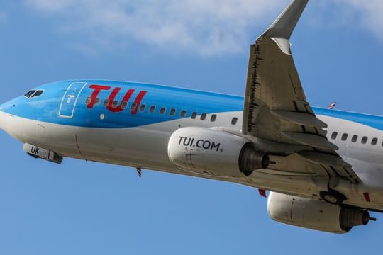 Ein Flugzeug von Tuifly startet an einem Flughafen