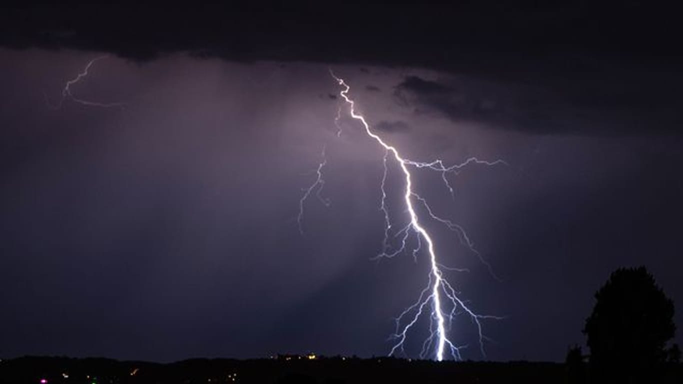 Blitze gehen während eines Gewitters in der Nacht nieder