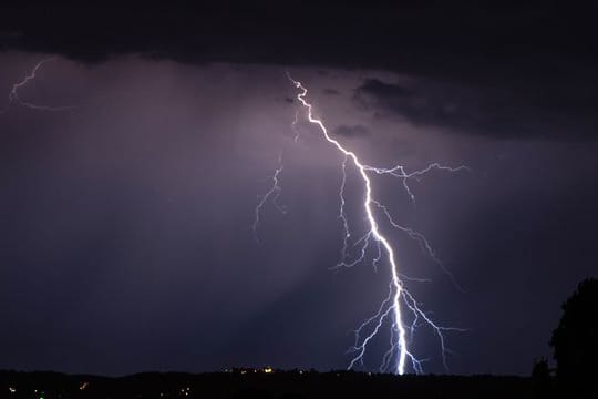 Blitze gehen während eines Gewitters in der Nacht nieder