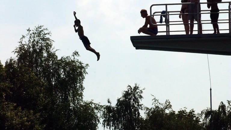 Ein Junge springt vom 10-Meter-Turm im Columbiabad in Berlin-Neukölln (Symbolbild): Besonders an heißen Tagen kommt es in Frei- und Strandbädern immer wieder zu Unstimmigkeiten.