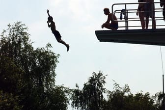 Ein Junge springt vom 10-Meter-Turm im Columbiabad in Berlin-Neukölln (Symbolbild): Besonders an heißen Tagen kommt es in Frei- und Strandbädern immer wieder zu Unstimmigkeiten.