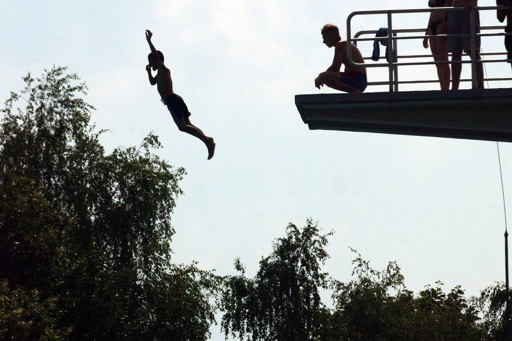 Ein Junge springt vom 10-Meter-Turm im Columbiabad in Berlin-Neukölln (Symbolbild): Besonders an heißen Tagen kommt es in Frei- und Strandbädern immer wieder zu Unstimmigkeiten.