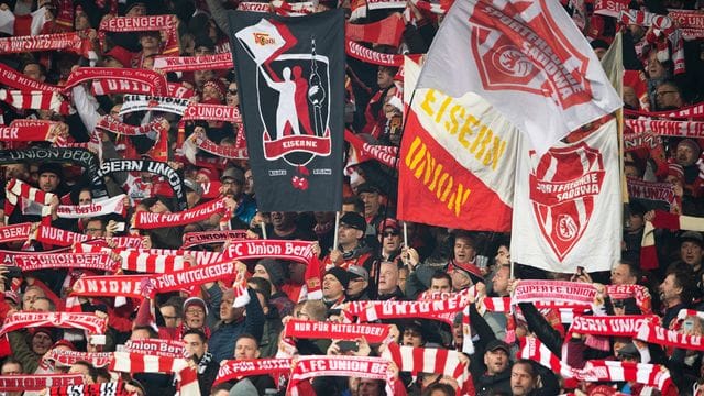 Fans von Union bejubeln ihre Mannschaft