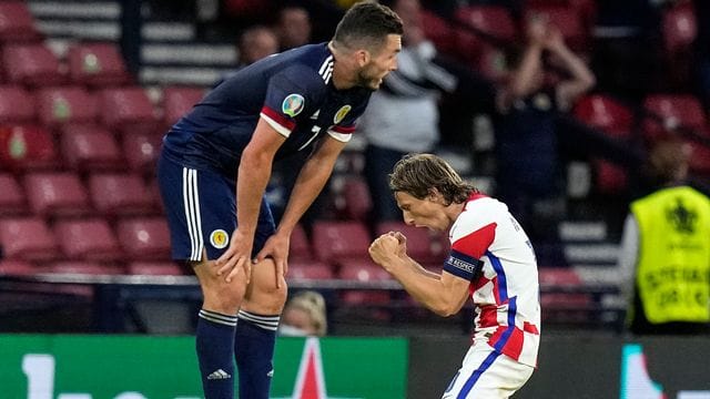 Kroatien feierte nach dem Sieg gegen Schottland Starspieler Luka Modric (r).