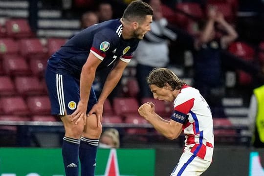 Kroatien feierte nach dem Sieg gegen Schottland Starspieler Luka Modric (r).