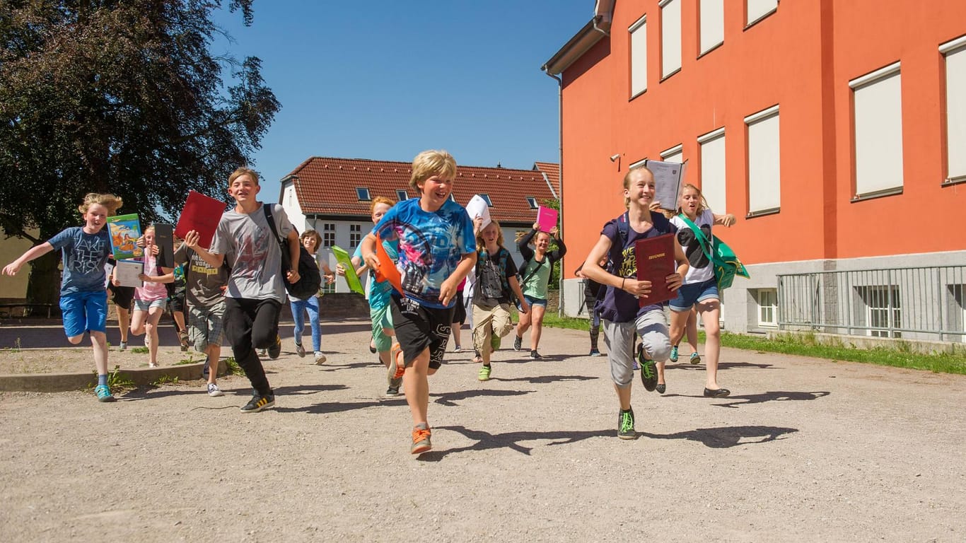 Kinder rennen aus einer Schule (Symbolbild): Für Hunderttausende Hamburger Schüler stehen die verdienten Sommerferien an.