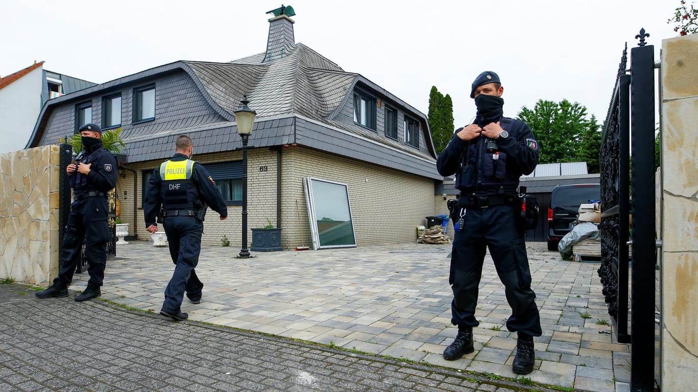 Polizisten stehen am Eingangstor des Anwesens in Leverkusen (Archivbild): Einem Bericht zufolge wurde die Villa bislang nicht beschlagnahmt.