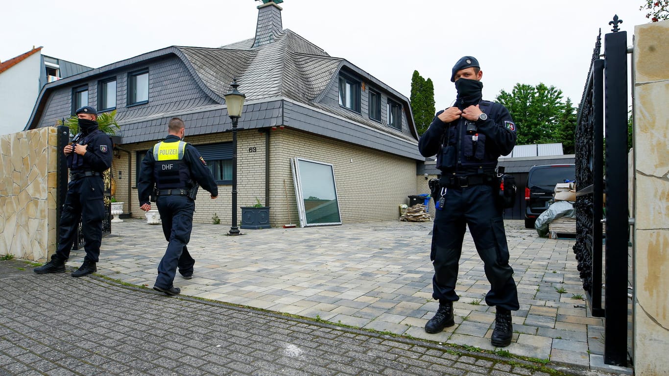 Polizisten stehen am Eingangstor des Anwesens in Leverkusen (Archivbild): Einem Bericht zufolge wurde die Villa bislang nicht beschlagnahmt.