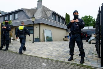 Polizisten stehen am Eingangstor des Anwesens in Leverkusen (Archivbild): Einem Bericht zufolge wurde die Villa bislang nicht beschlagnahmt.