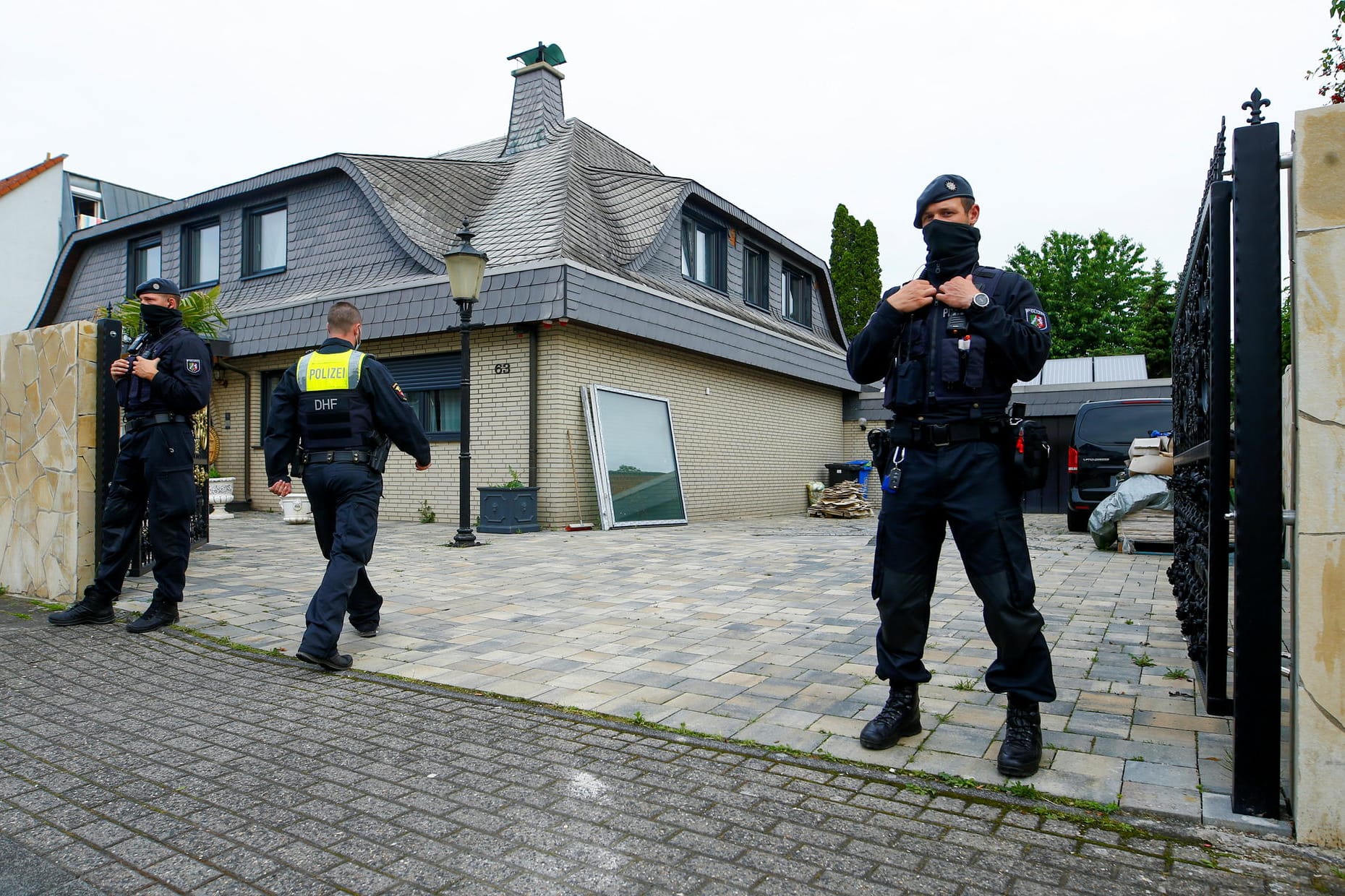 Polizisten stehen am Eingangstor des Anwesens in Leverkusen (Archivbild): Einem Bericht zufolge wurde die Villa bislang nicht beschlagnahmt.