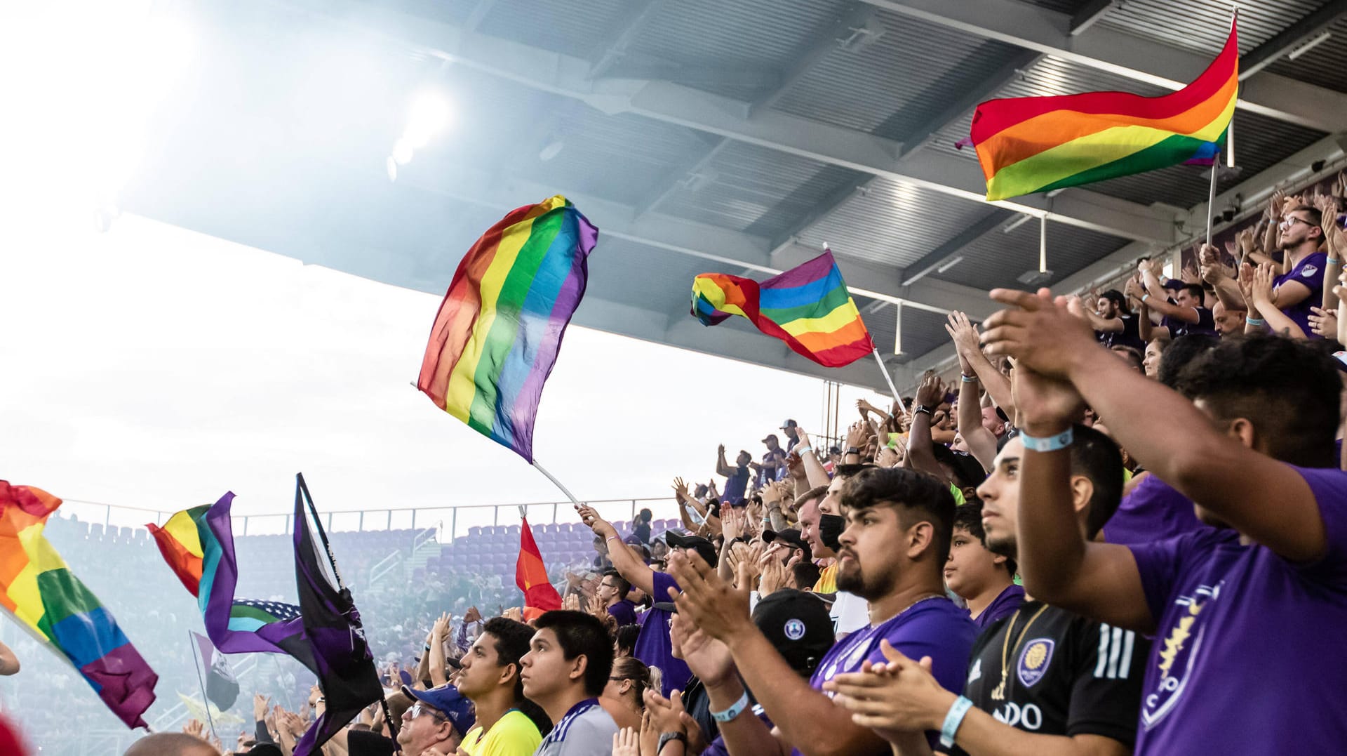 Fußball-Fans mit Regenbogenflaggen (Symbolbild): Der Versuch deutscher Großkonzerne, Solidarität zu bekennen, trifft im Internet auf Kritik.