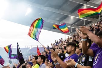 Fußball-Fans mit Regenbogenflaggen (Symbolbild): Der Versuch deutscher Großkonzerne, Solidarität zu bekennen, trifft im Internet auf Kritik.