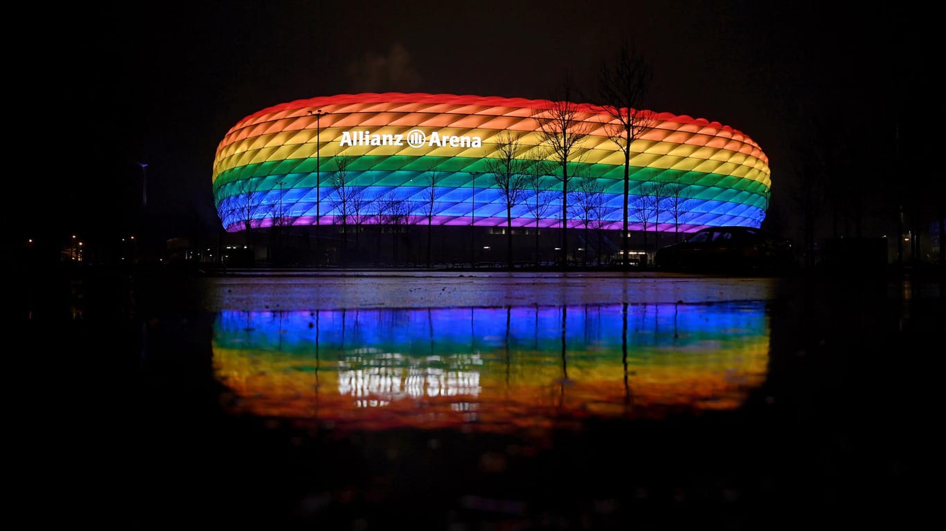 Allianz Arena in München in regenbogenfarben beleuchtet: Wo stehen Sie in der Debatte?