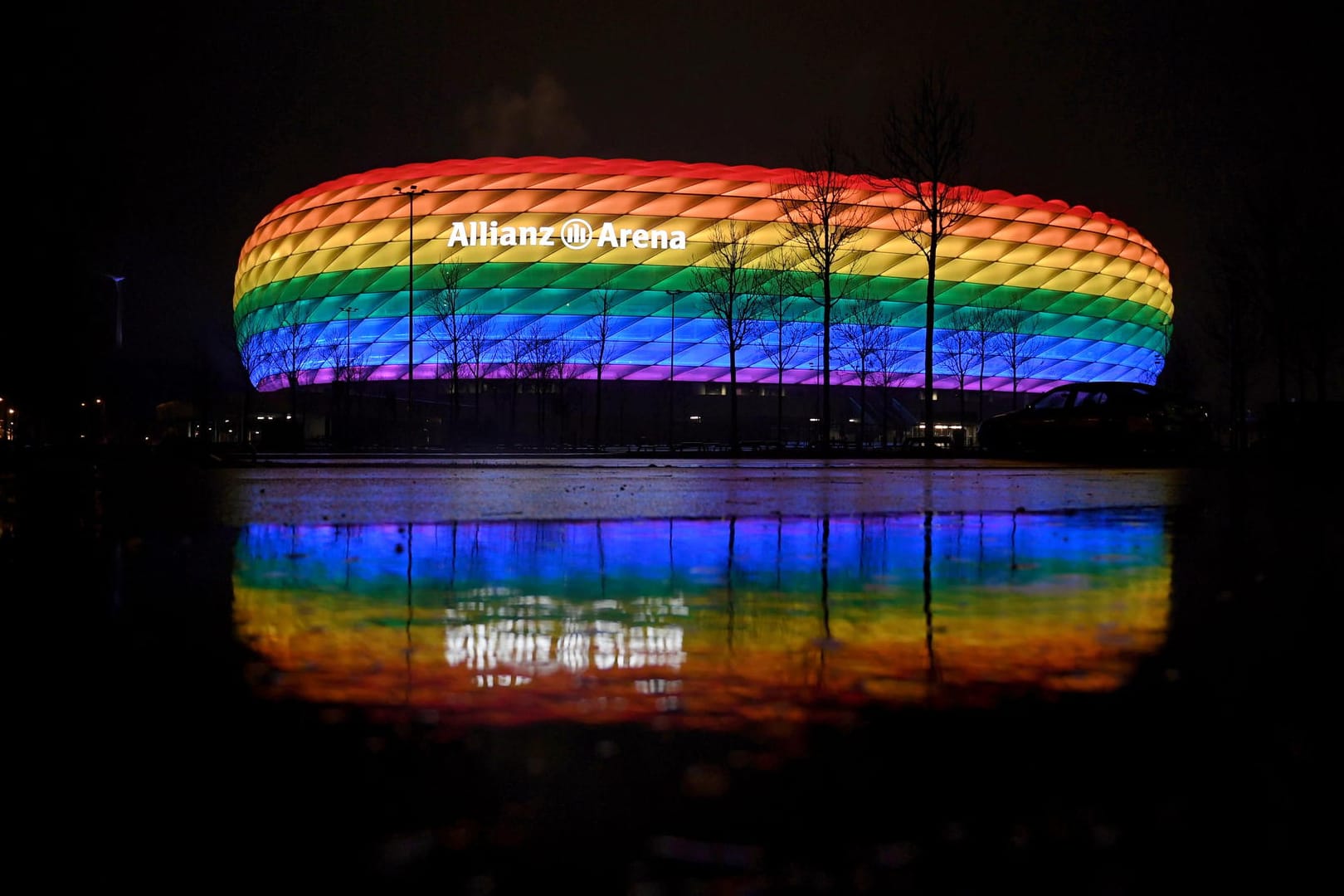 Allianz Arena in München in regenbogenfarben beleuchtet: Wo stehen Sie in der Debatte?