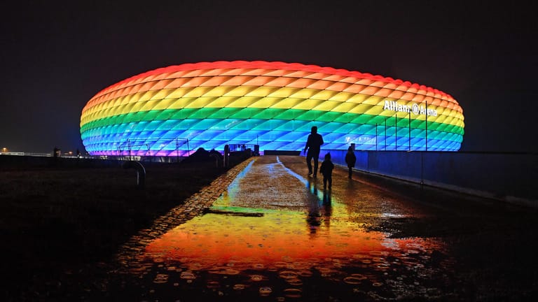 Die Allianz Arena leuchtet in den Regenbogenfarben: Die Beleuchtung hat eine große Debatte angestoßen. (Archivbild)