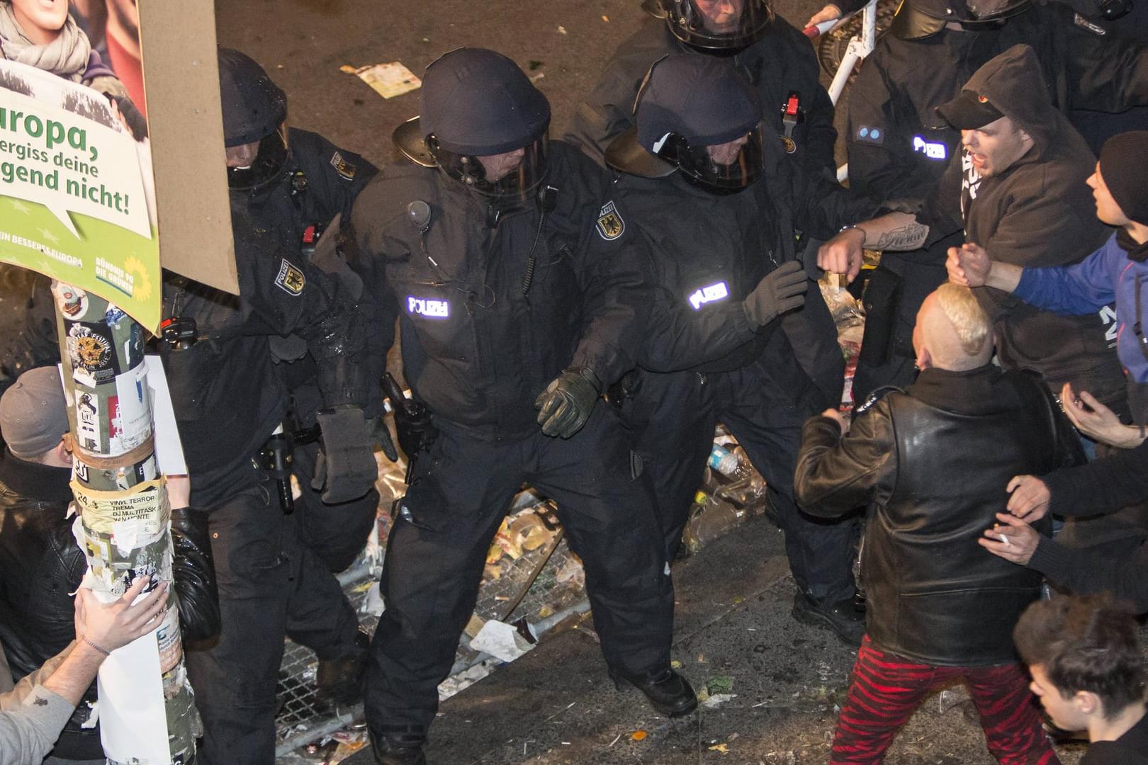 Ausschreitungen auf einer Demonstration am 1. Mai in Berlin (Symbolbild): Gewalt gegen Polizisten nimmt überall in Deutschland zu.