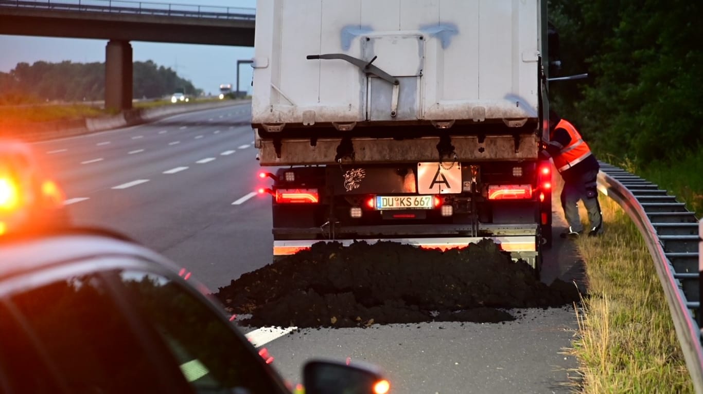 Ein Laster, der auf der A57 Klärschlamm verloren hat, steht auf dem Seitenstreifen: Wegen ausgelaufenen Klärschlamms sind auf der Autobahn 57 bei Krefeld zwei Lastwagen und drei Autos ins Schleudern gekommen.