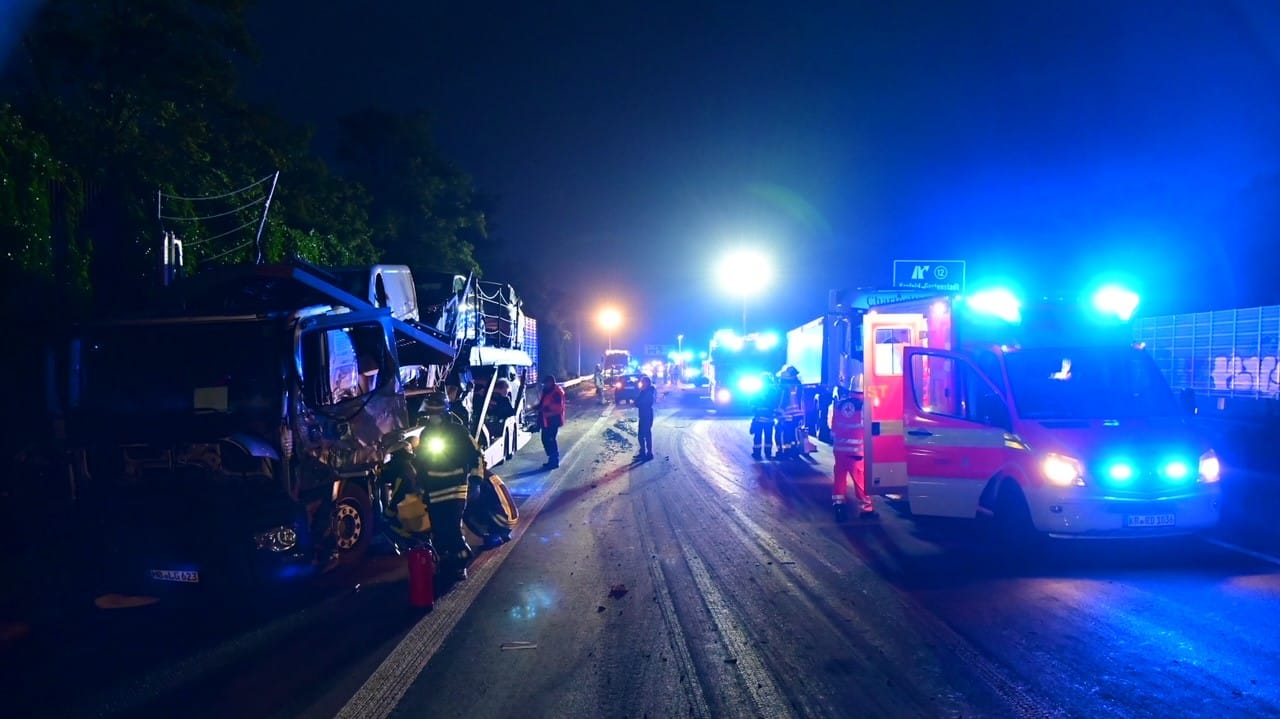 Einsatzkräfte an der Unfallstelle: Der Schlamm verteilte sich über mehrere Kilometer.